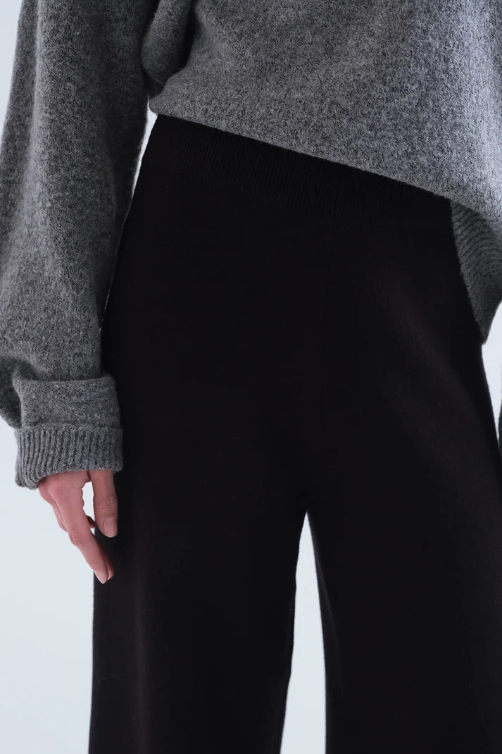 Pantaloni basic in maglia nera