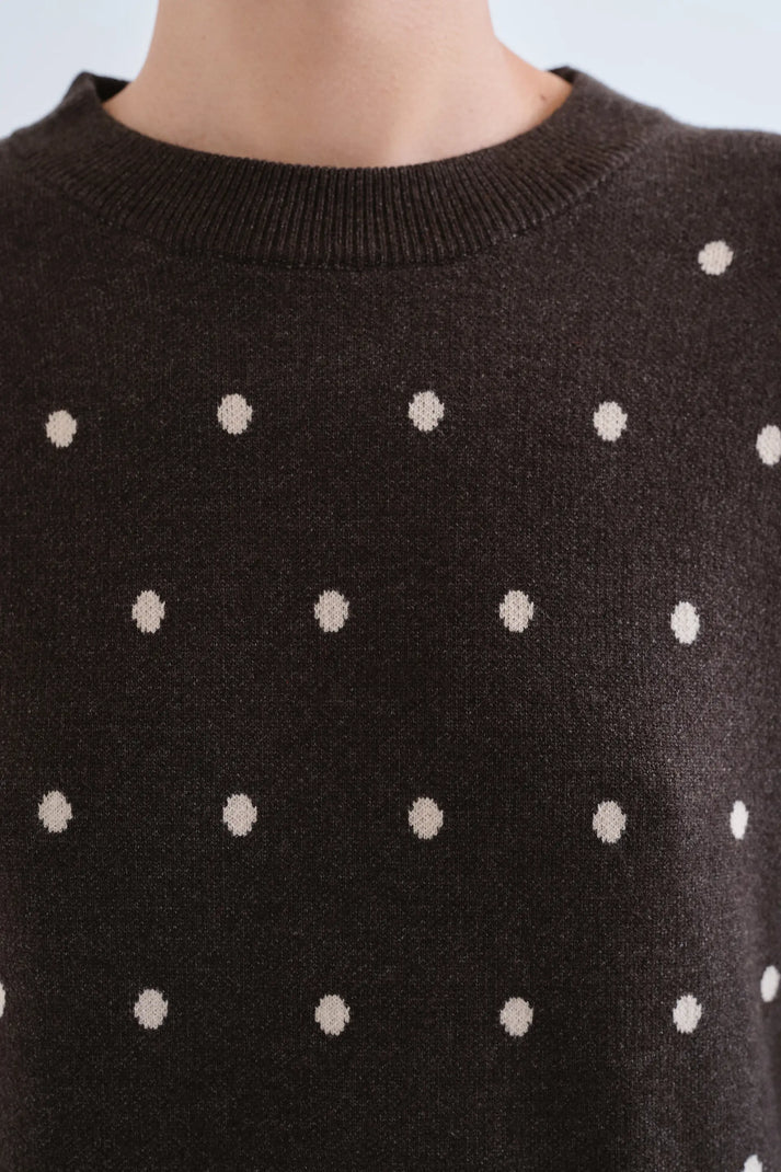 Abito corto marrone con stampa a pois bianchi