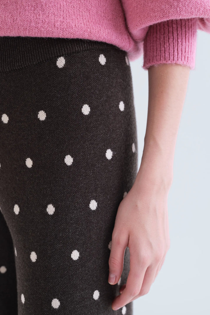 Pantaloni marroni con stampa a punti bianchi piccoli
