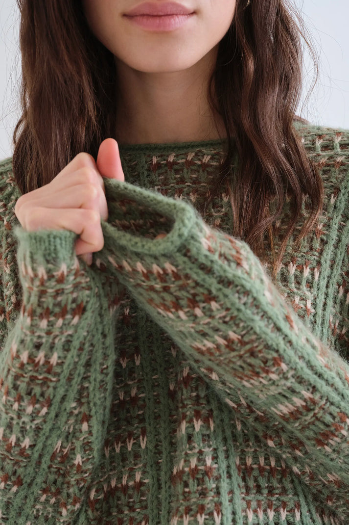 Maglione in maglia verde con dettagli ricamati