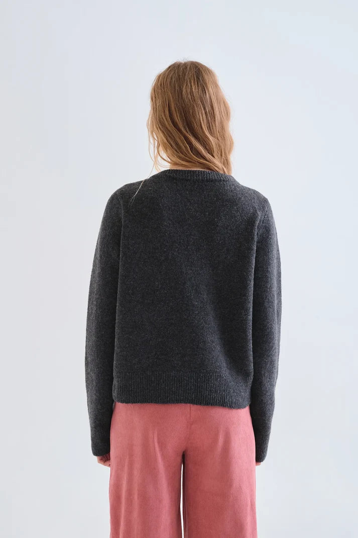Cardigan grigio scuro con bottoni rosa