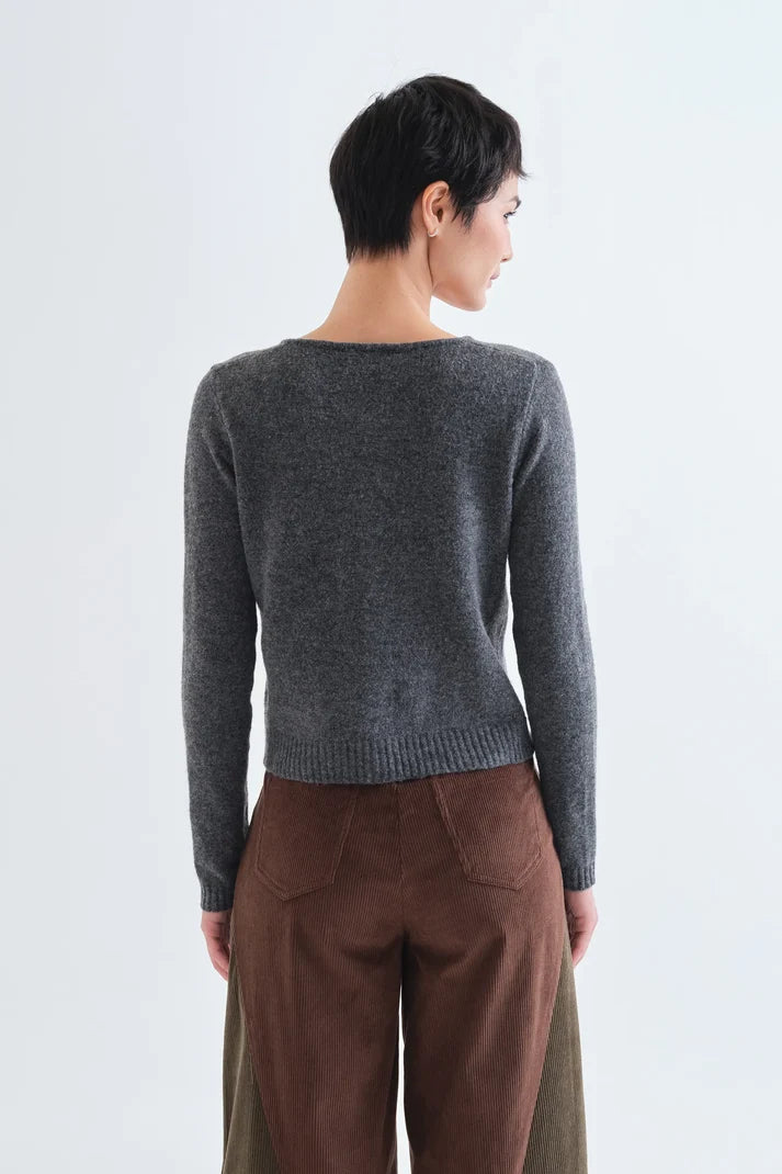 Cardigan grigio scuro con bottoni a cuore rosso