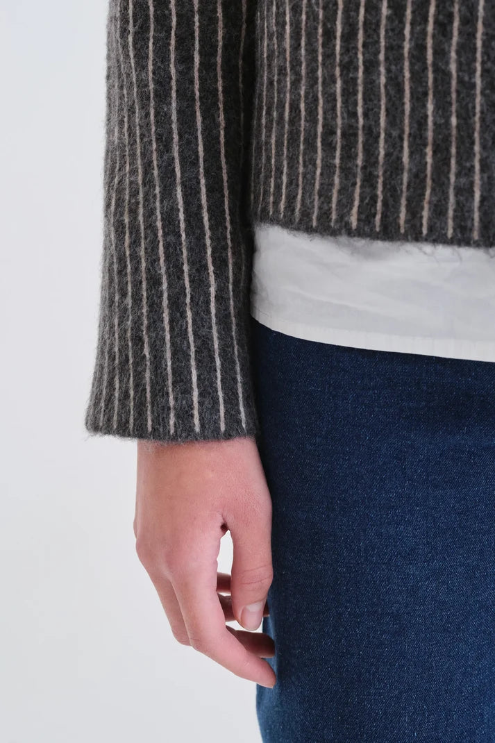 Cardigan con stampa a righe grigio scuro e bianco