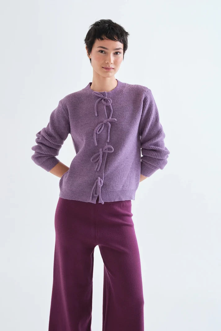 Cardigan lavorato a maglia con fiocchi viola