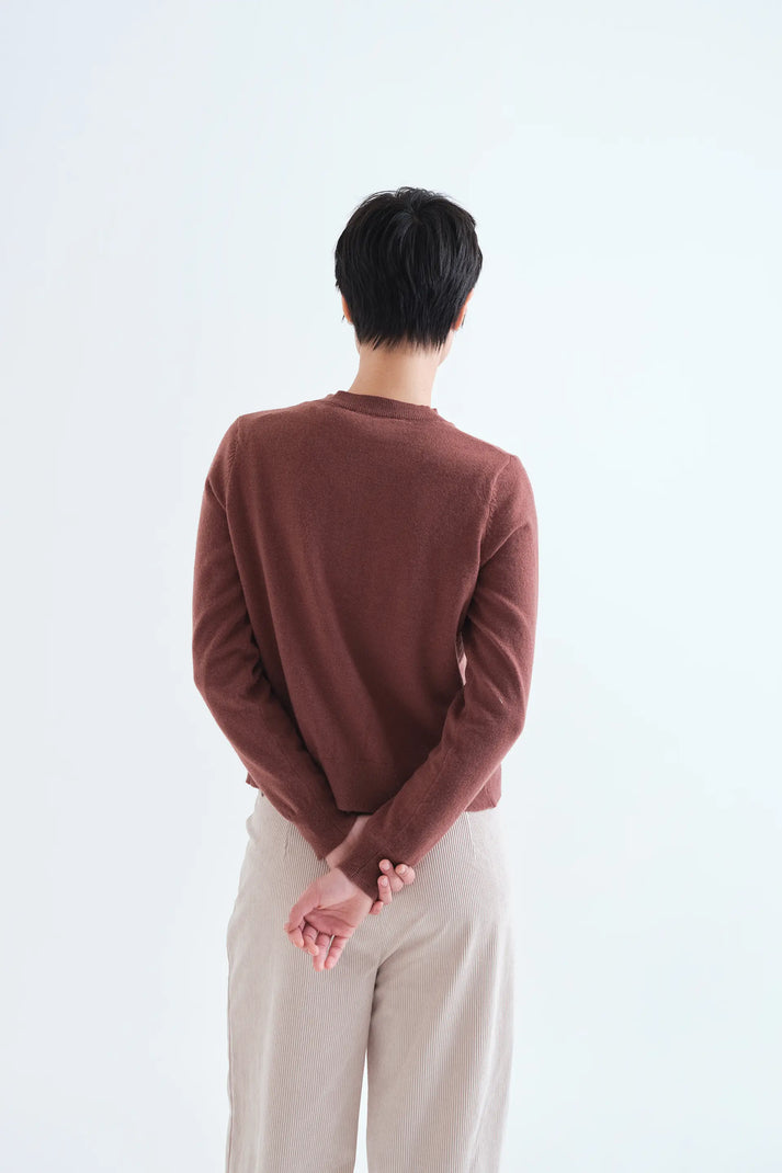 Cardigan lavorato a maglia marrone con bottoni floreali