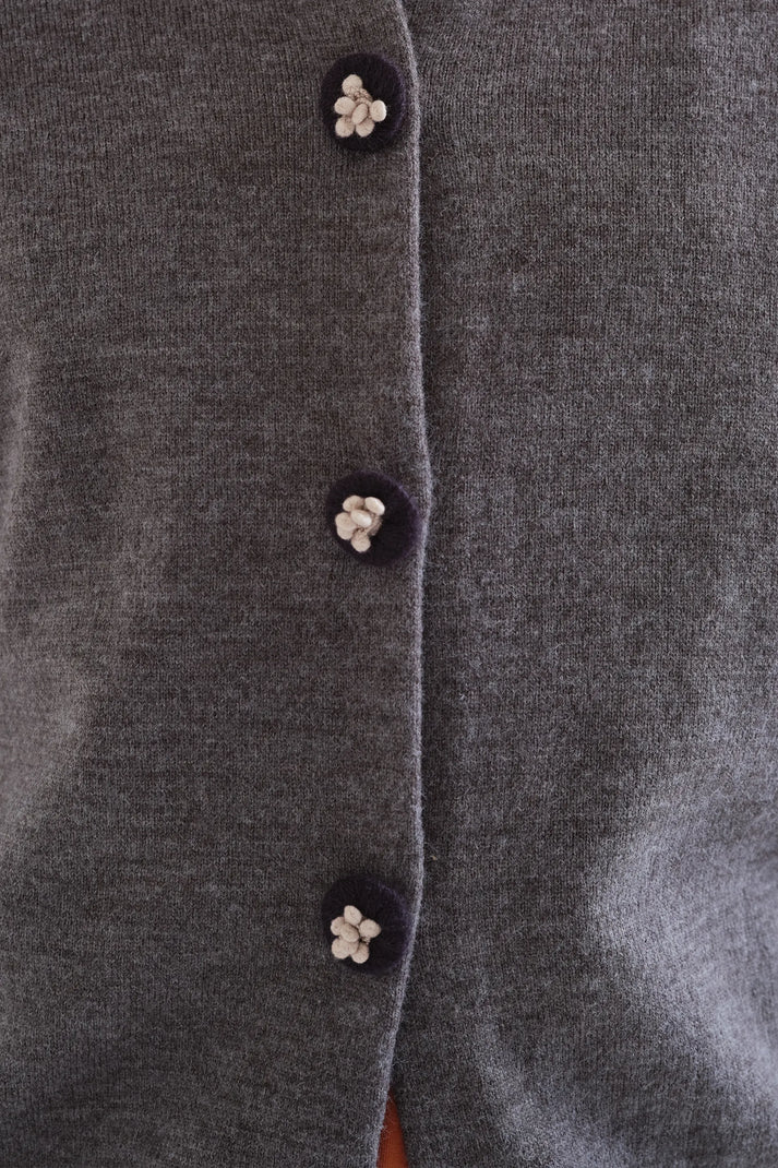 Cardigan grigio con bottoni neri floreali