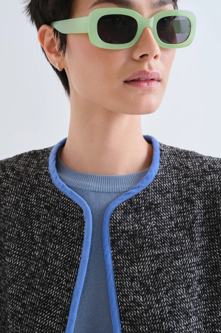 Giacca in tweed nera con dettagli azzurri