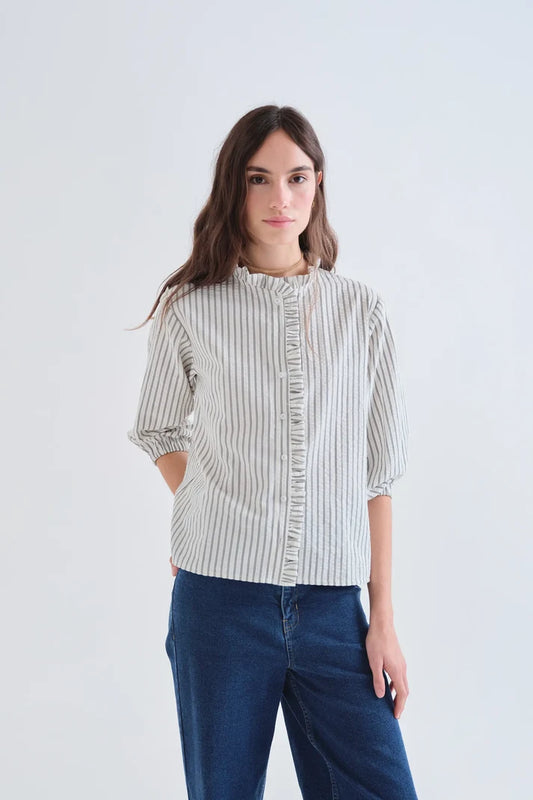 Camicia nera a righe con dettaglio di volant