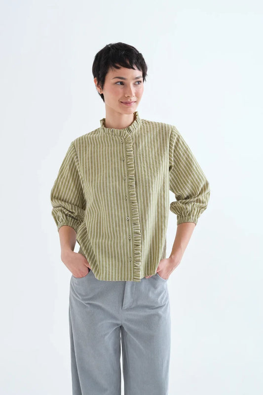 Camicia a righe verde chiaro con dettaglio a balze