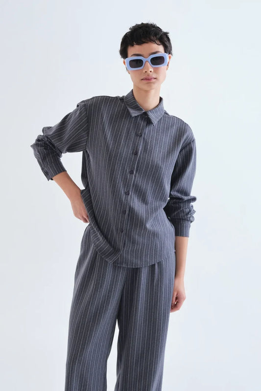Camicia con stampa a righe sottili grigie