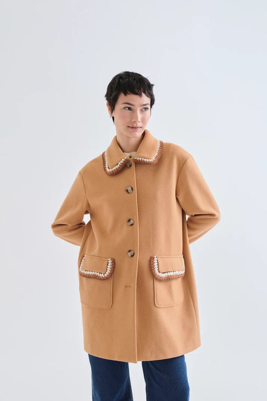 Cappotto cammello con dettagli ricamati