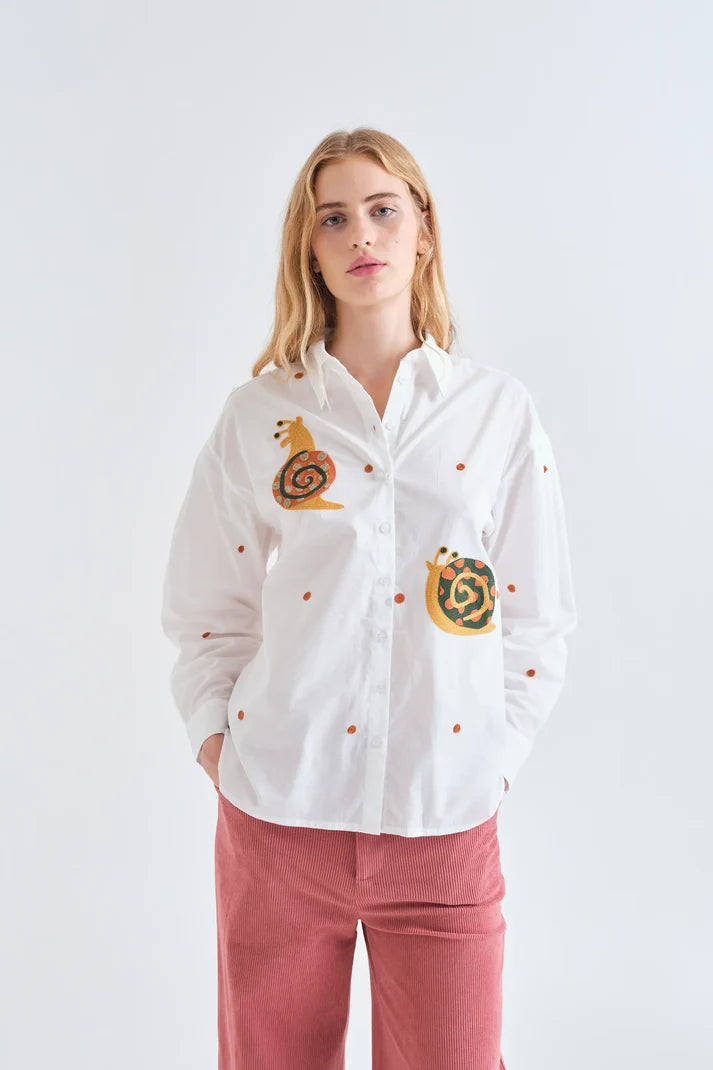 Camicia 100% cotone con ricamo di lumache