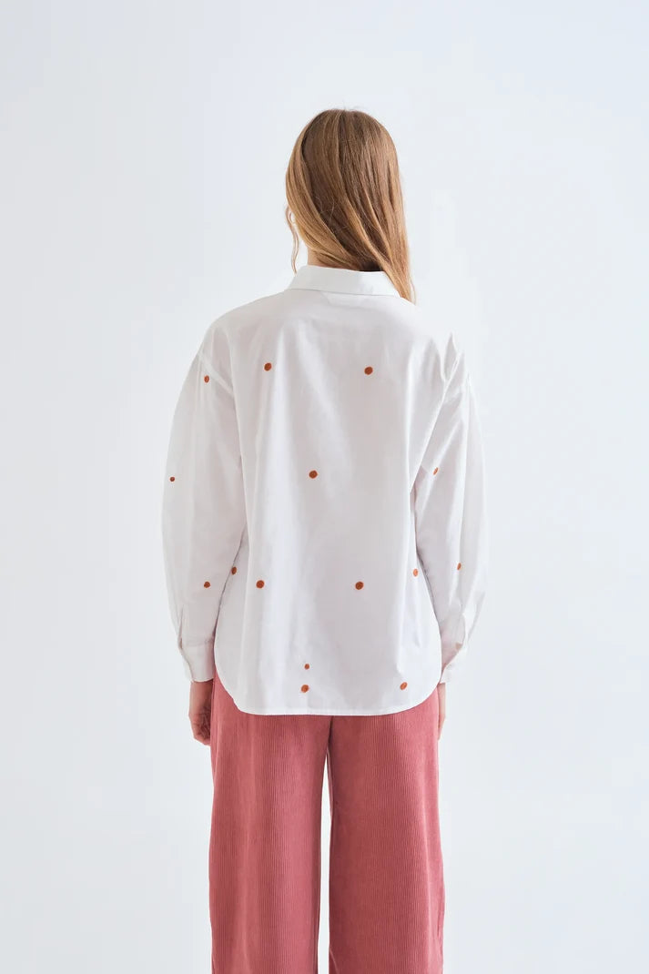 Camicia 100% cotone con ricamo di lumache