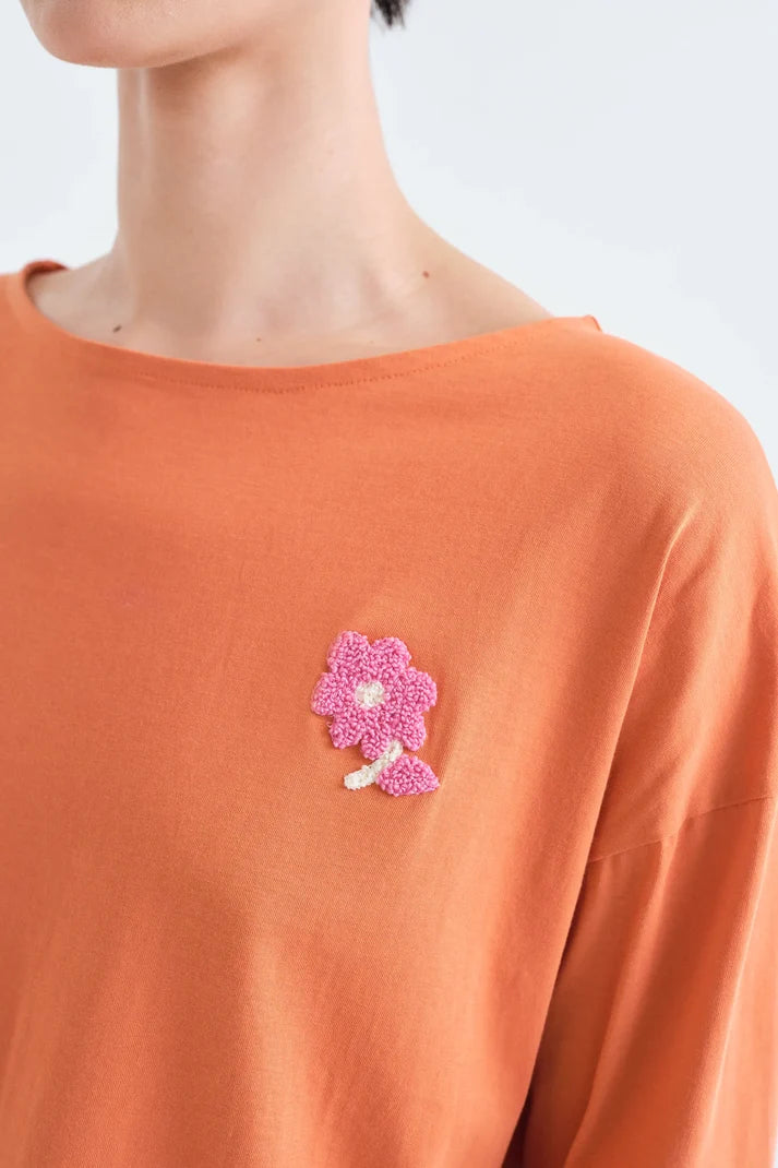 T-shirt 100% cotone arancione con toppa di fiori
