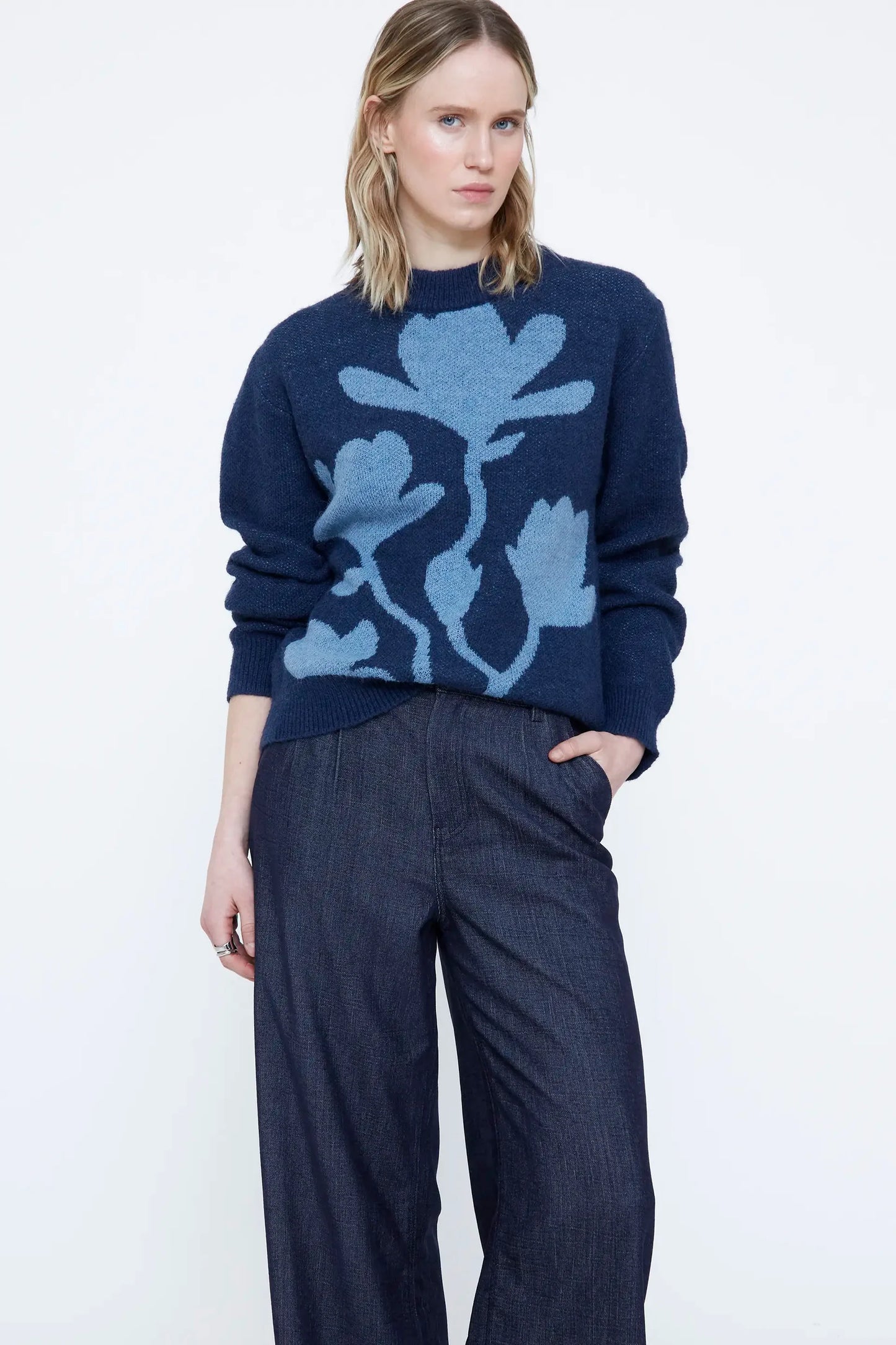 Maglione blu navy con stampa floreale blu