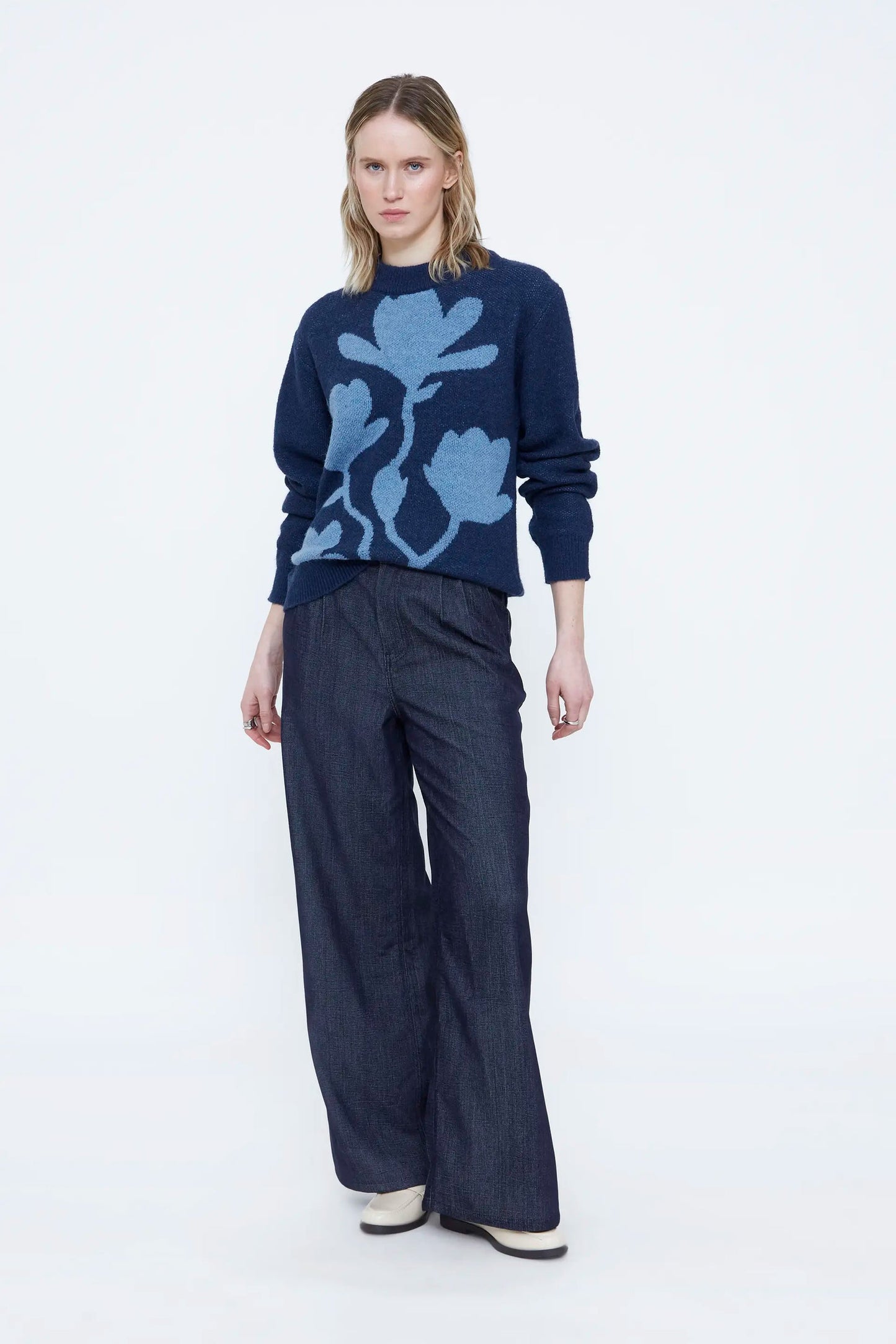 Maglione blu navy con stampa floreale blu