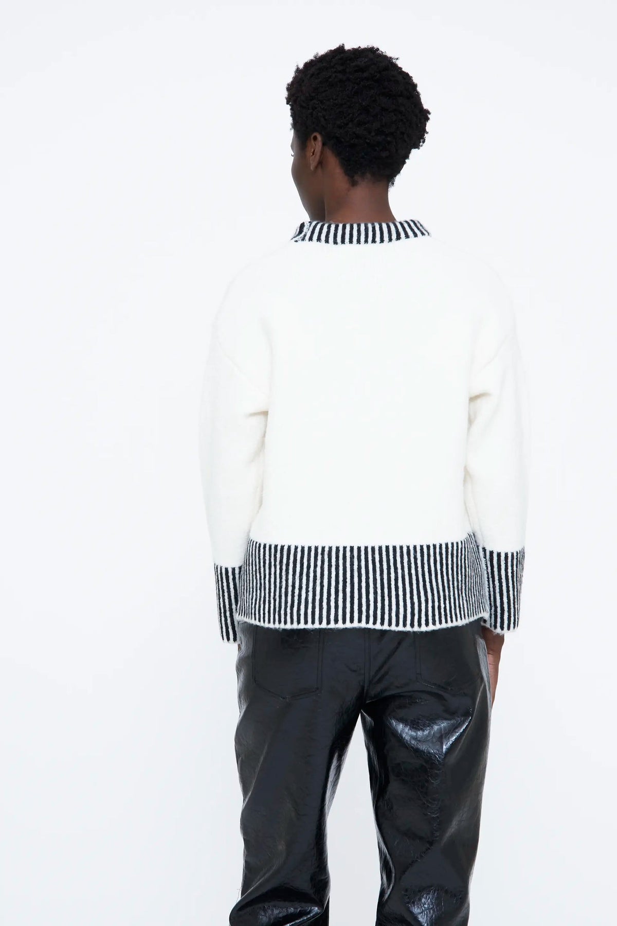 Maglia con stampa geometrica nera