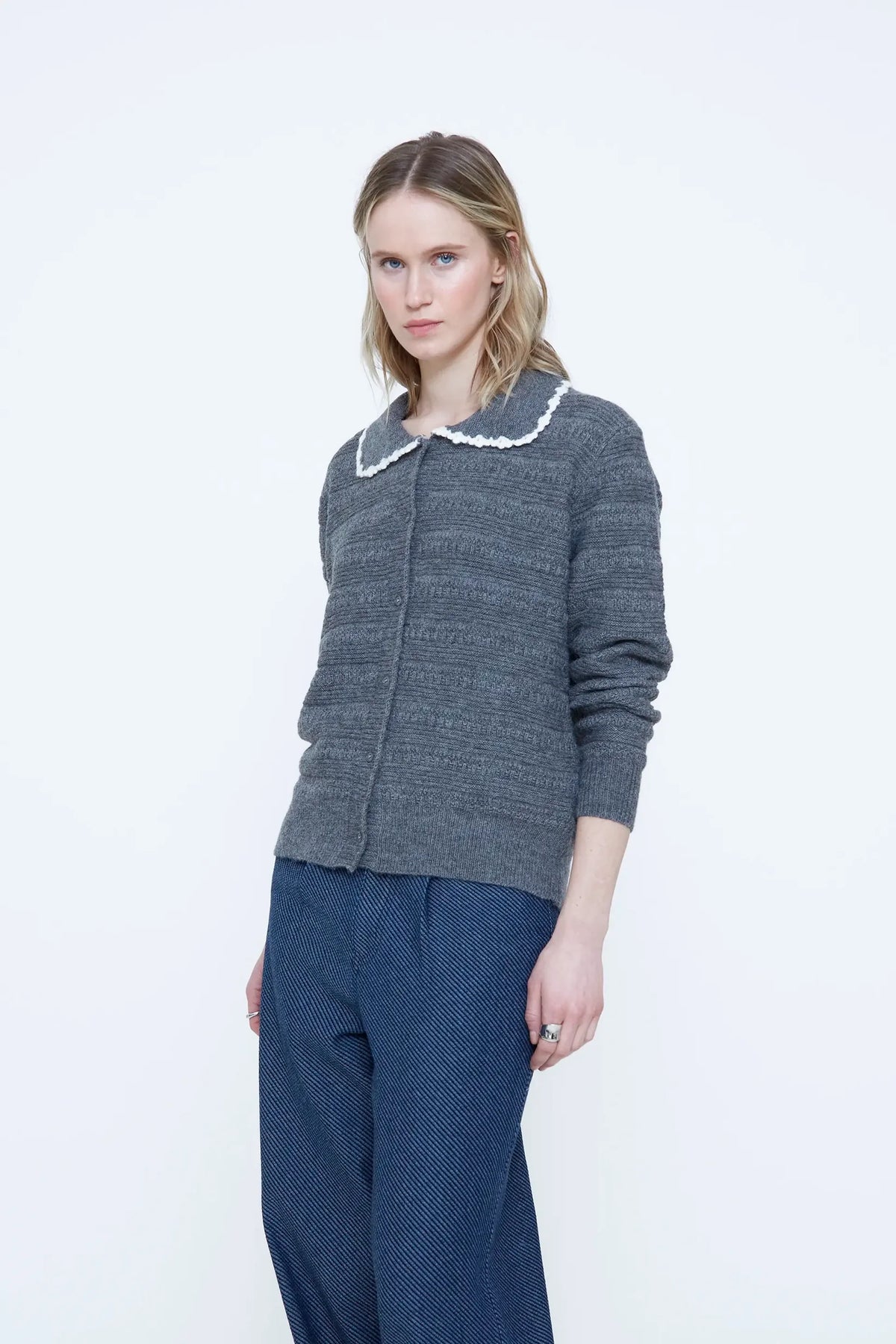 Cardigan maglia grigia collo bavaglino