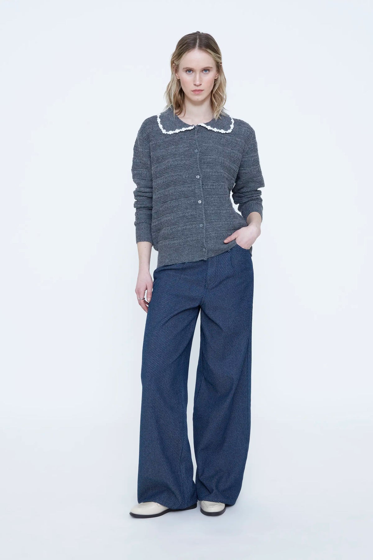 Cardigan maglia grigia collo bavaglino