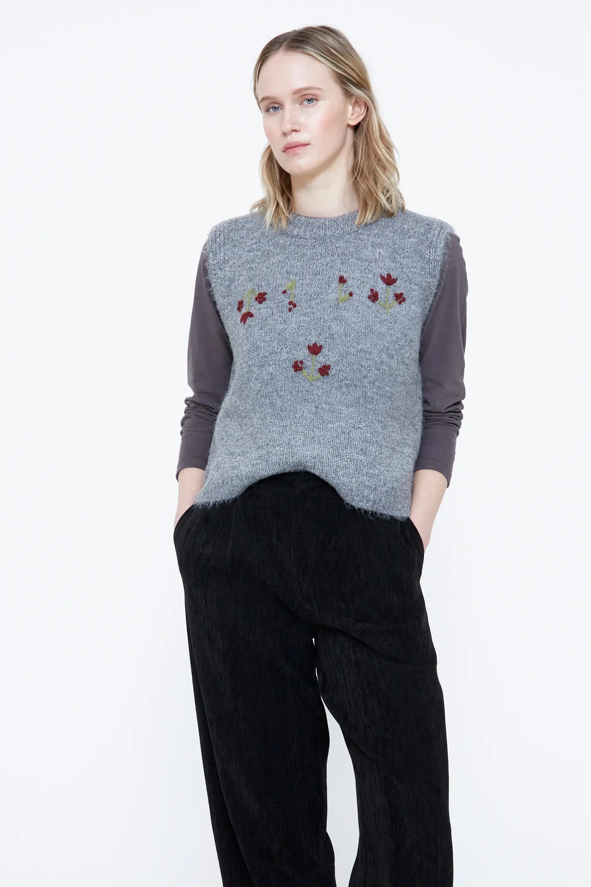 Gilet grigio con ricamo di fiori rossi
