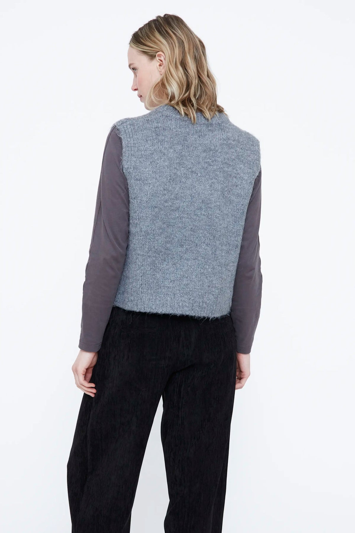 Gilet grigio con ricamo di fiori rossi