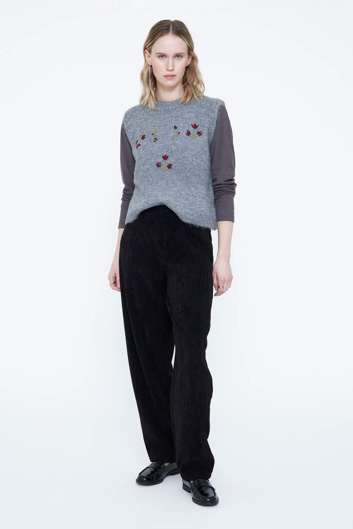 Gilet grigio con ricamo di fiori rossi