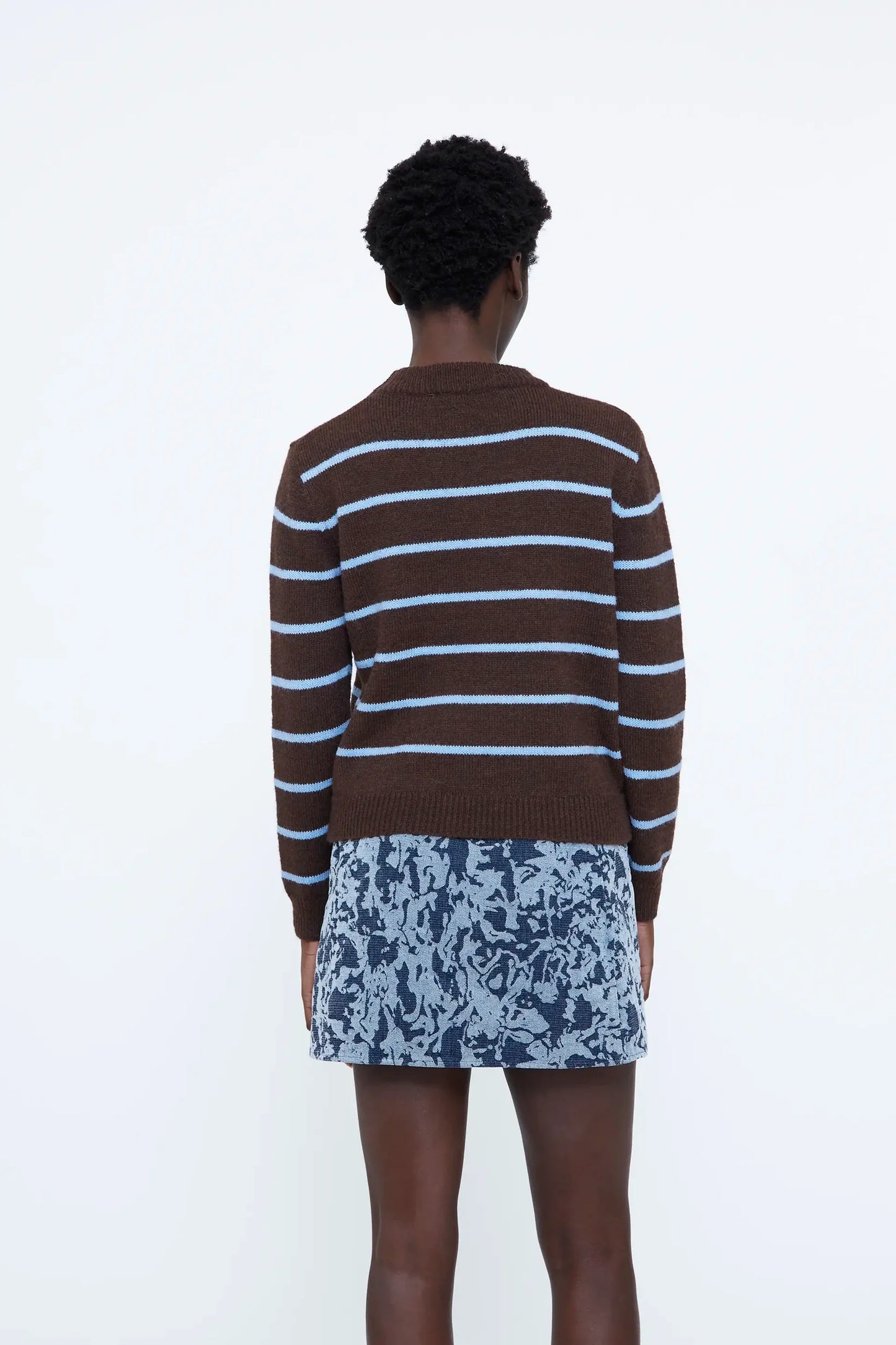 Maglia a righe marroni e blu