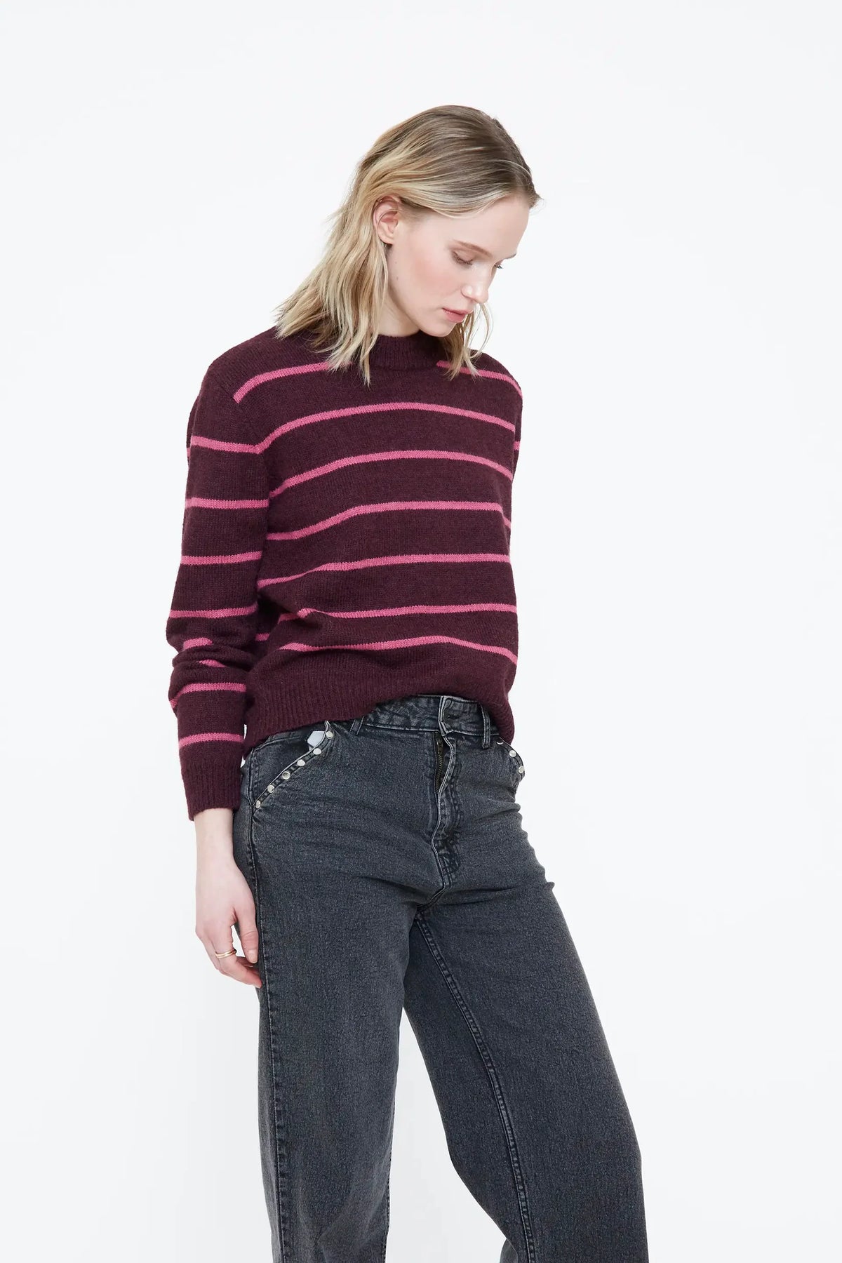 Maglione lavorato a maglia con stampa a righe melanzane e rosa