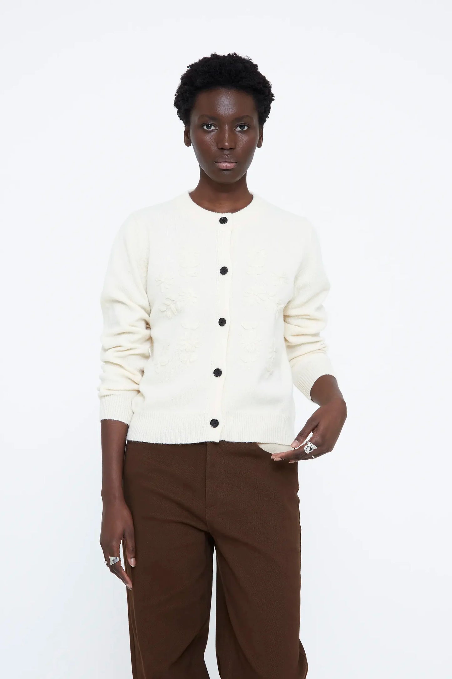 Cardigan in maglia bianca con ricami floreali