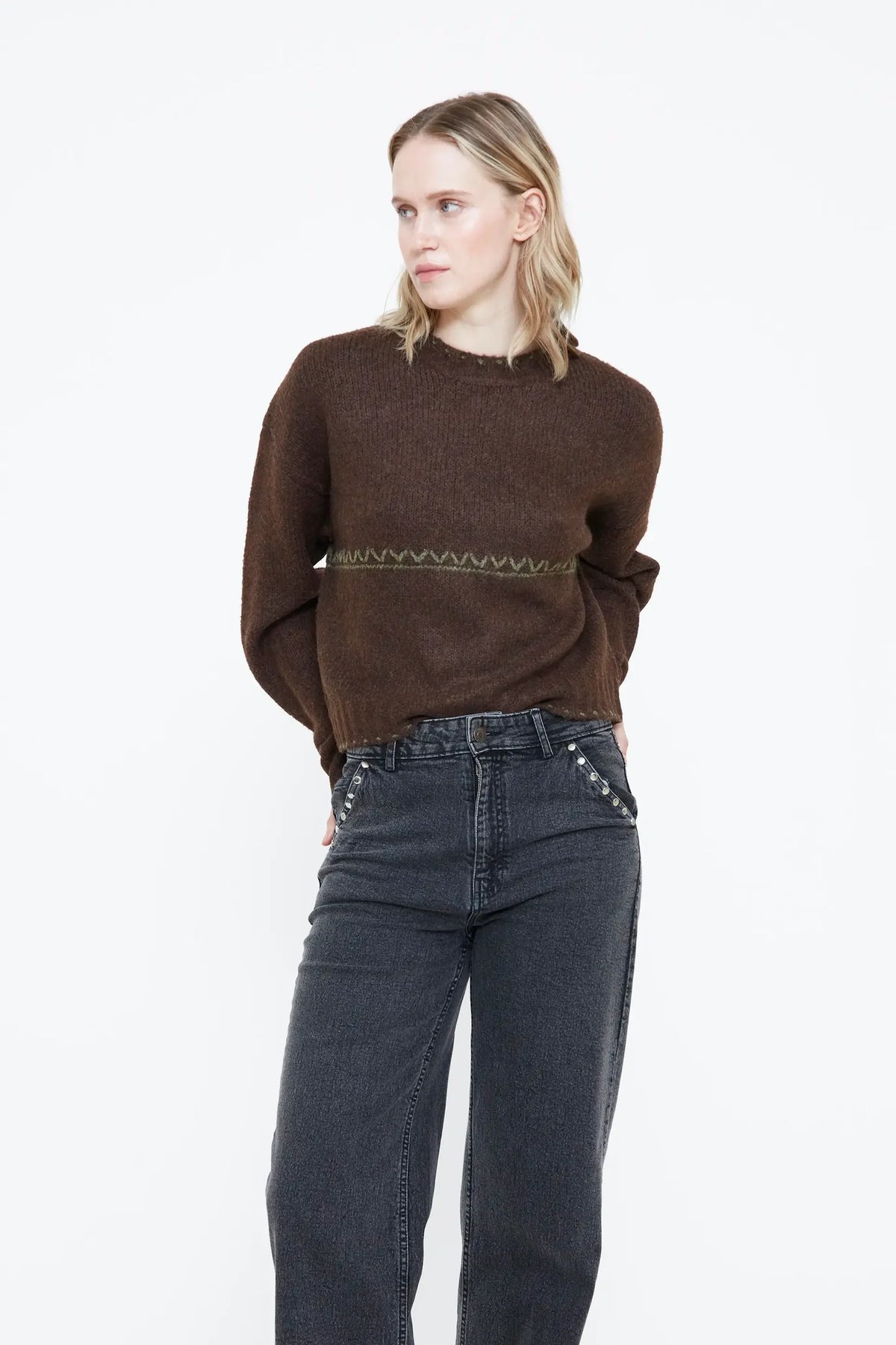 Maglia marrone con dettagli ricamati