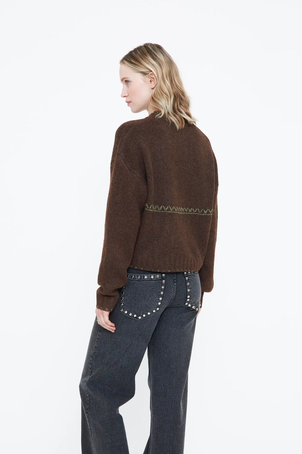 Maglia marrone con dettagli ricamati