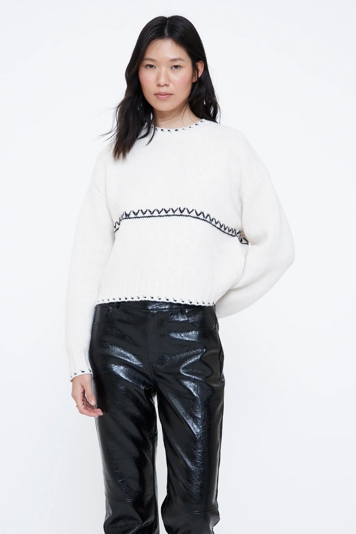 Maglia bianca con dettagli neri