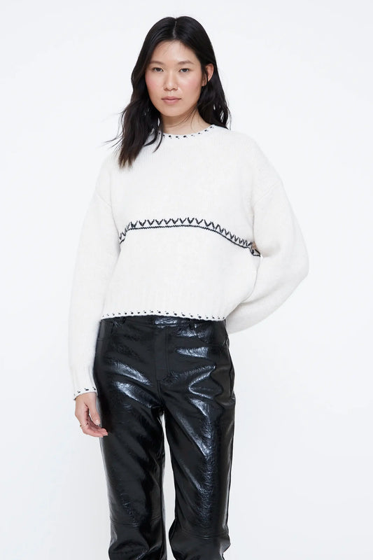 Maglia bianca con dettagli neri