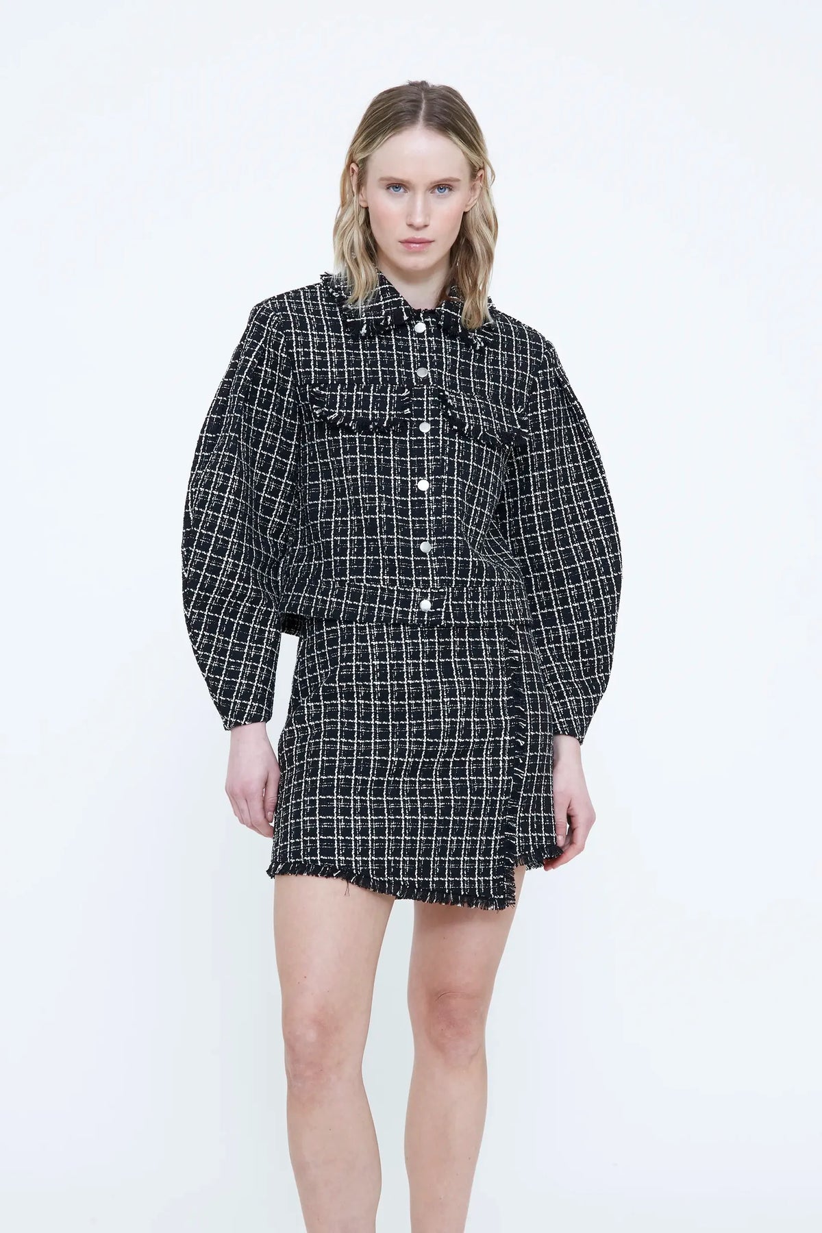 Giacca in tweed nero con dettagli sfilar