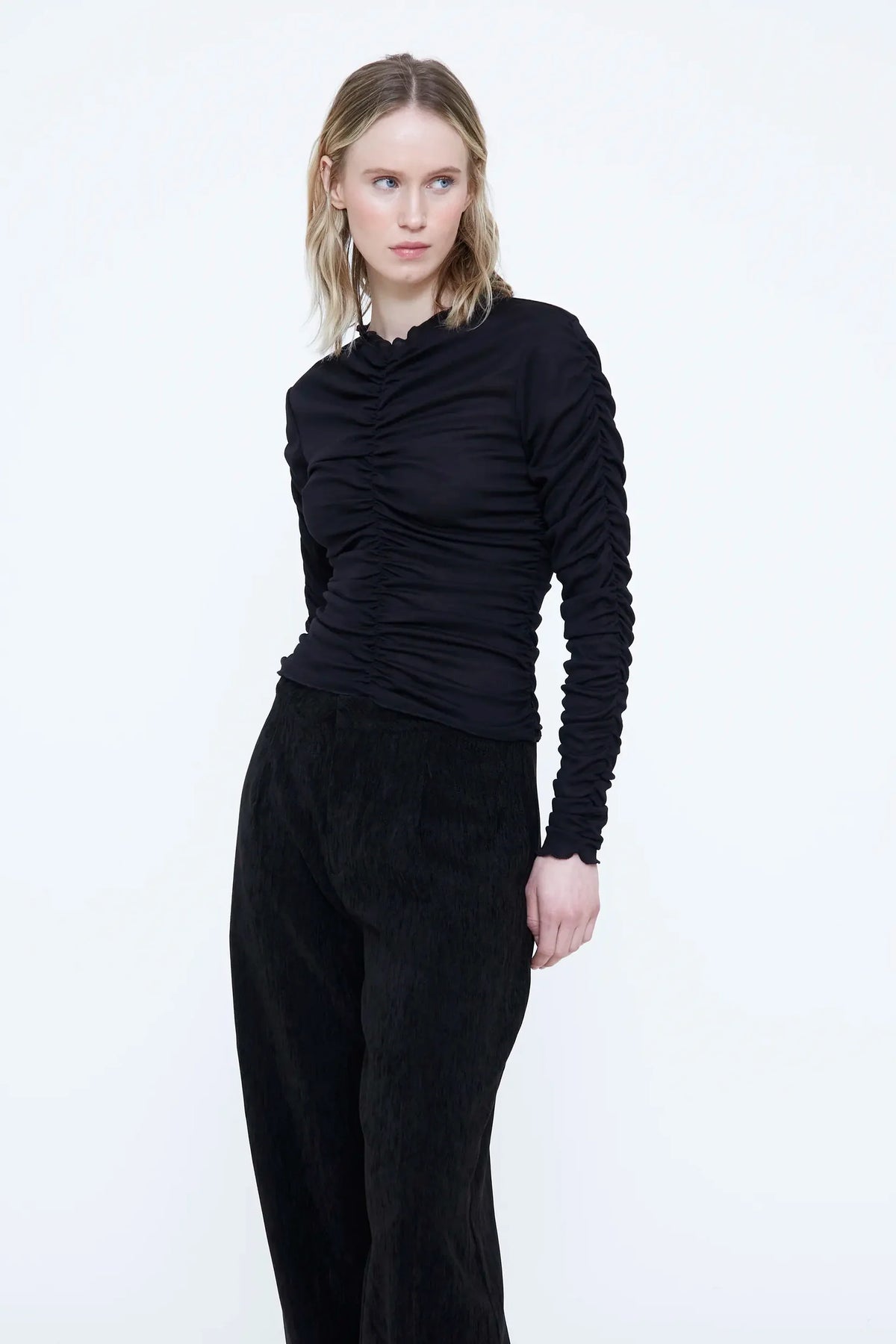 T-shirt a maniche lunghe arricciata nera