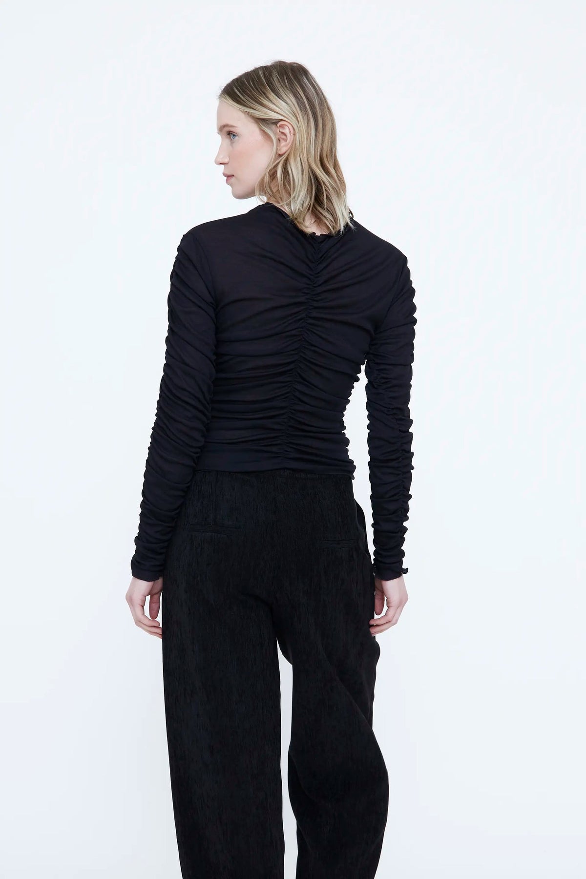 T-shirt a maniche lunghe arricciata nera