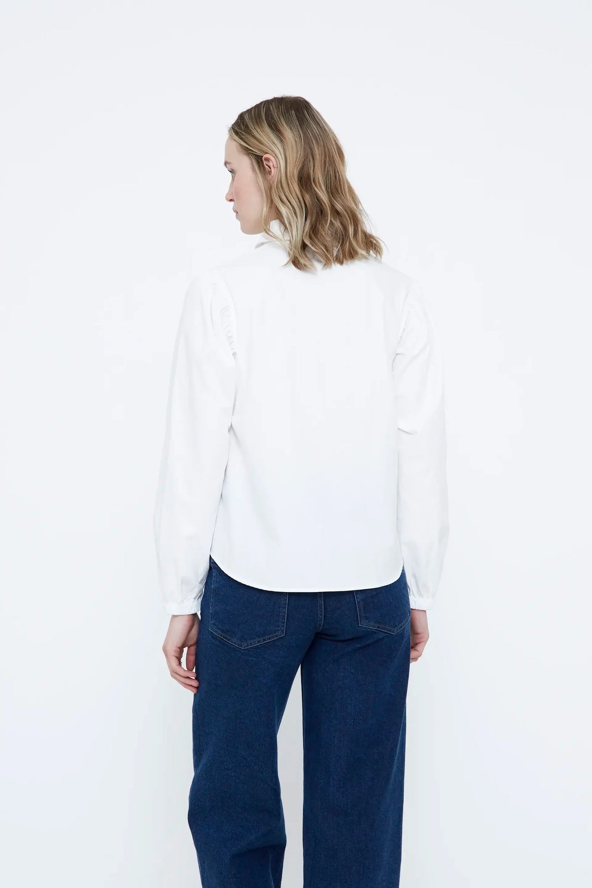 Camicia bianca 100% cotone con morbida arricciata
