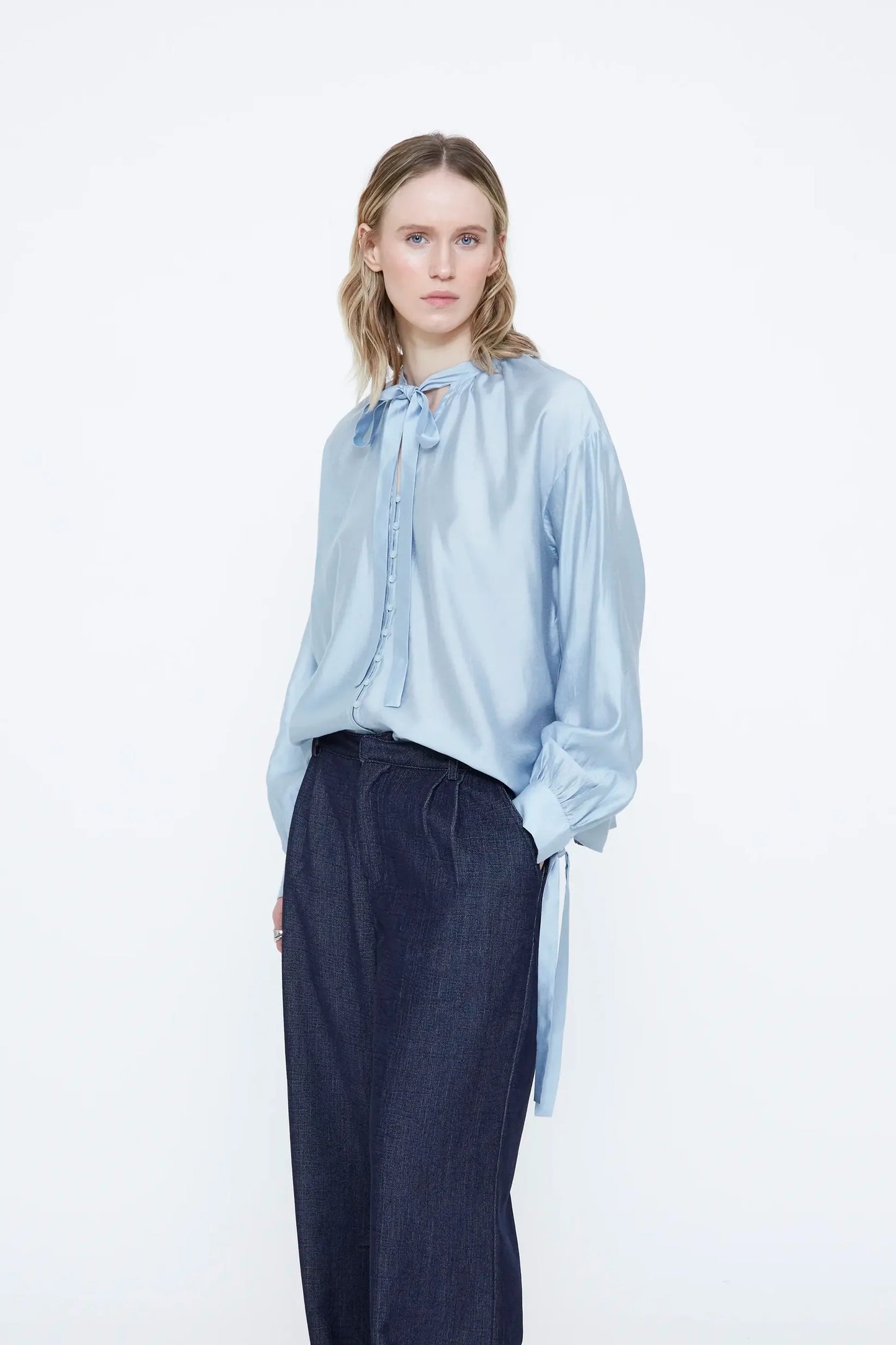 Camicia in raso azzurro con dettaglio lacciato