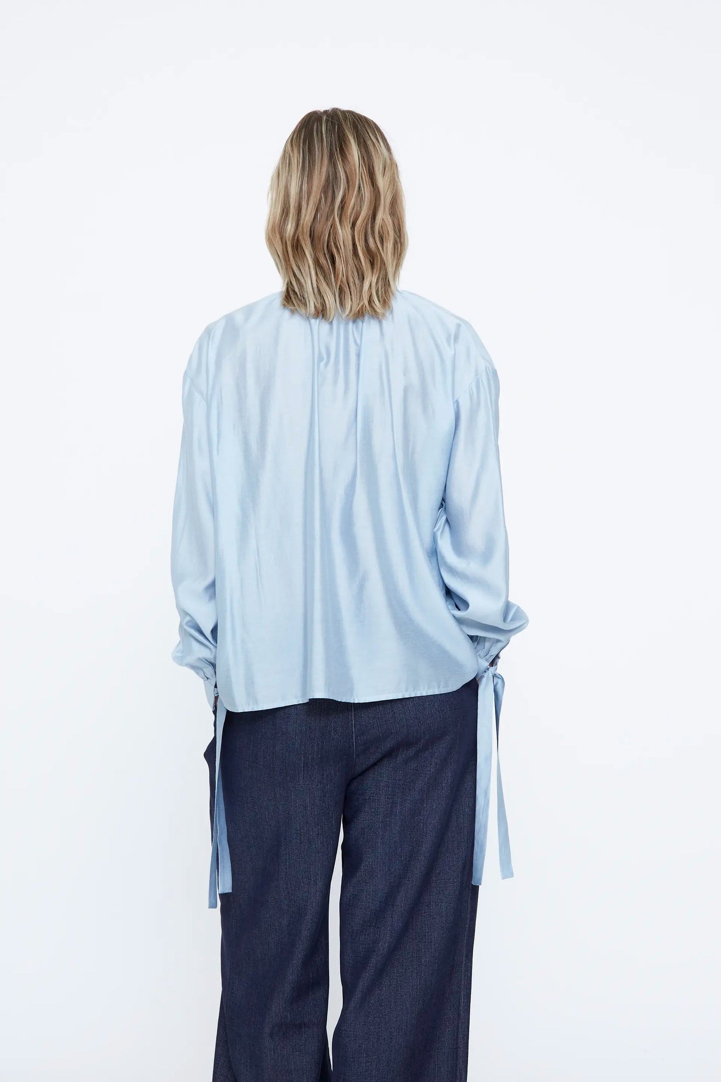 Camicia in raso azzurro con dettaglio lacciato