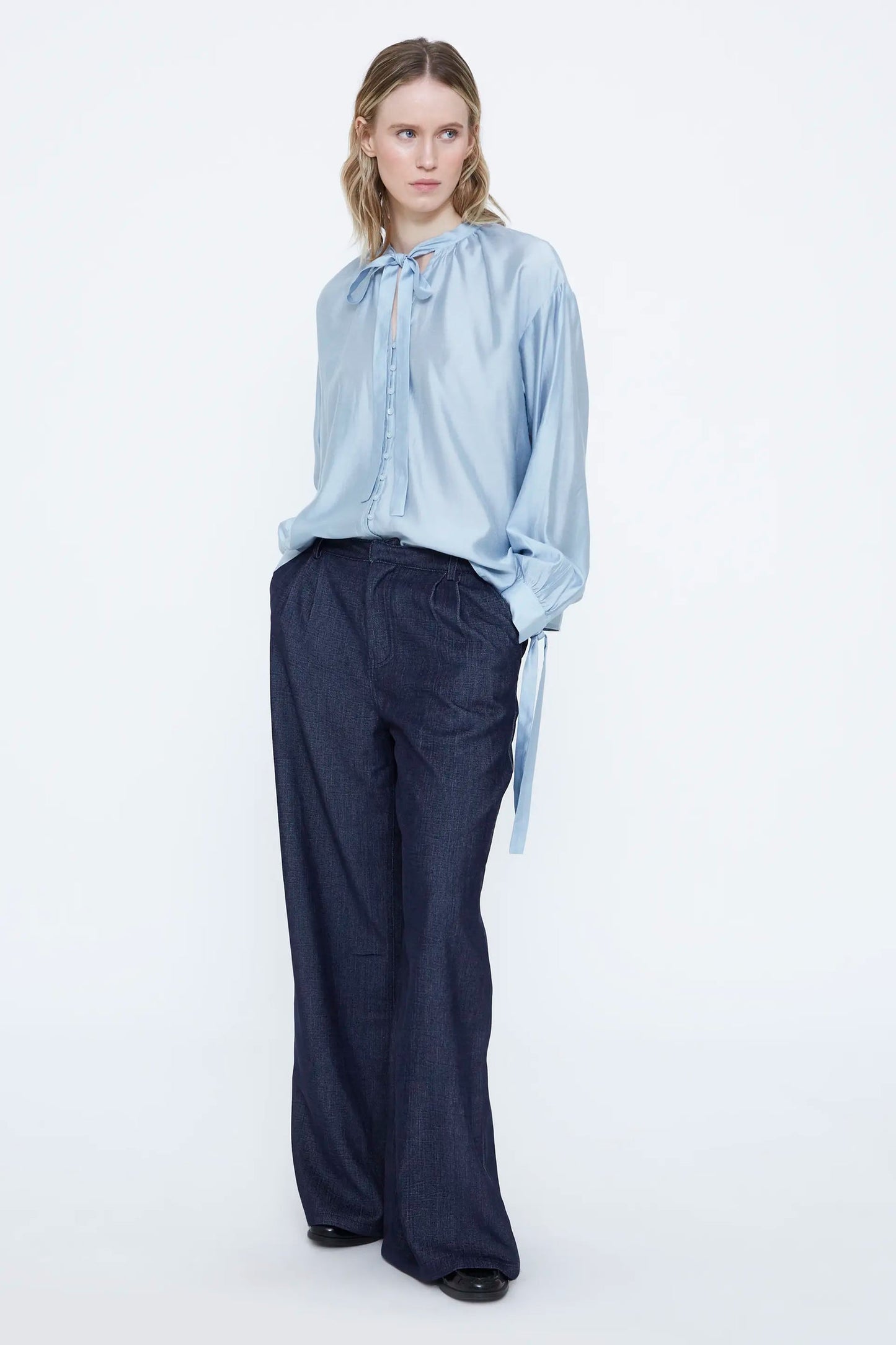 Camicia in raso azzurro con dettaglio lacciato