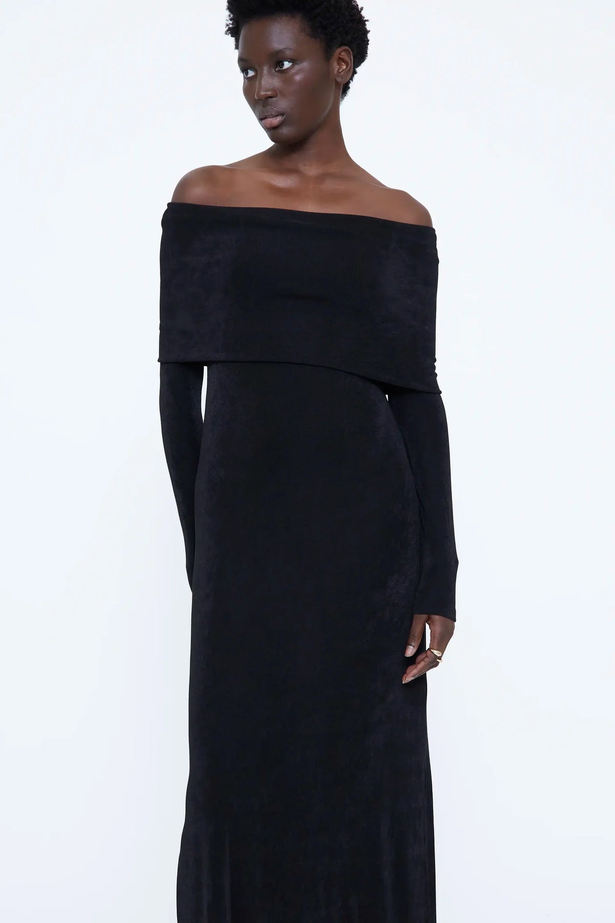Abito midi nero con spalle scoperte