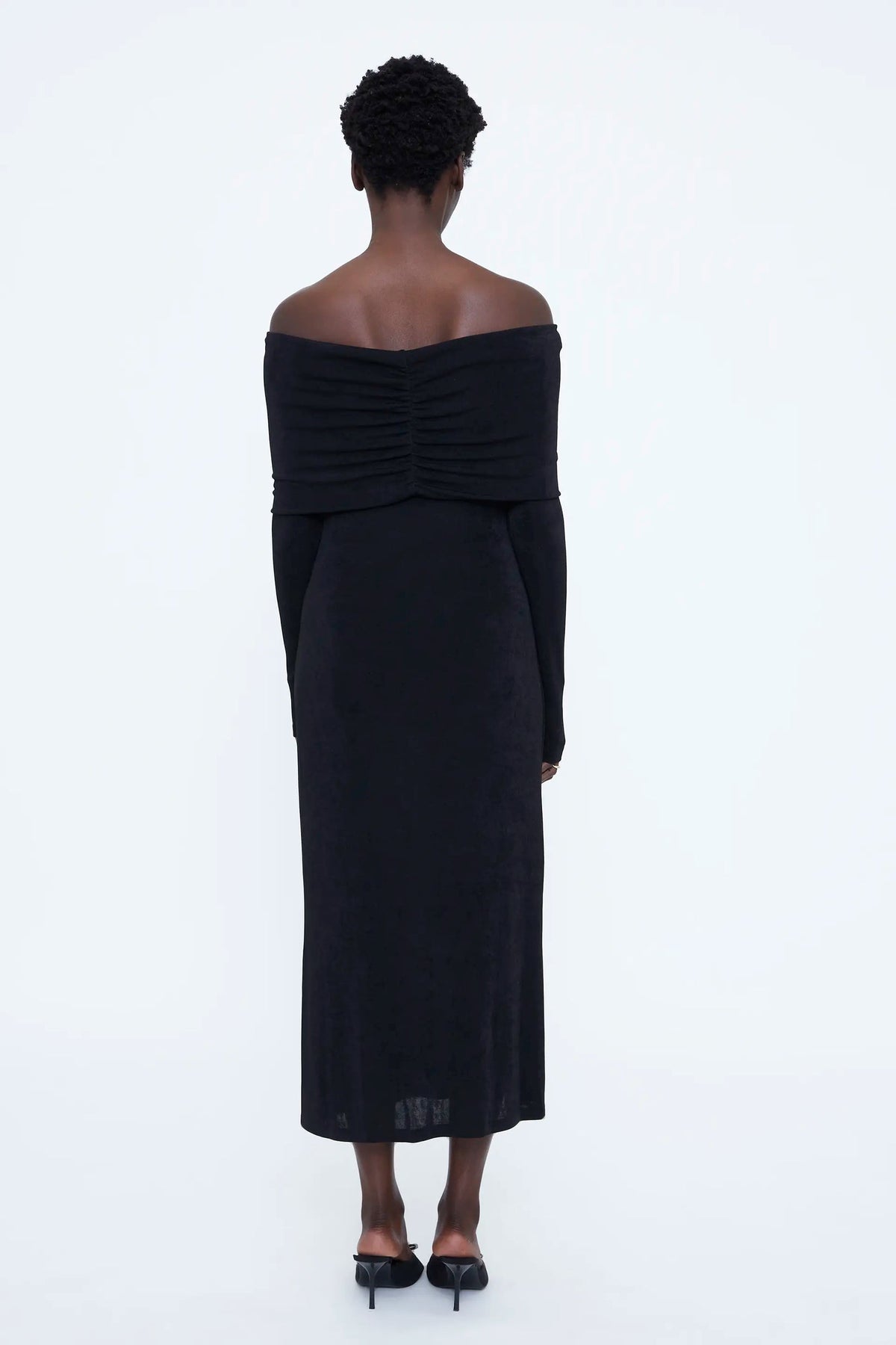 Abito midi nero con spalle scoperte