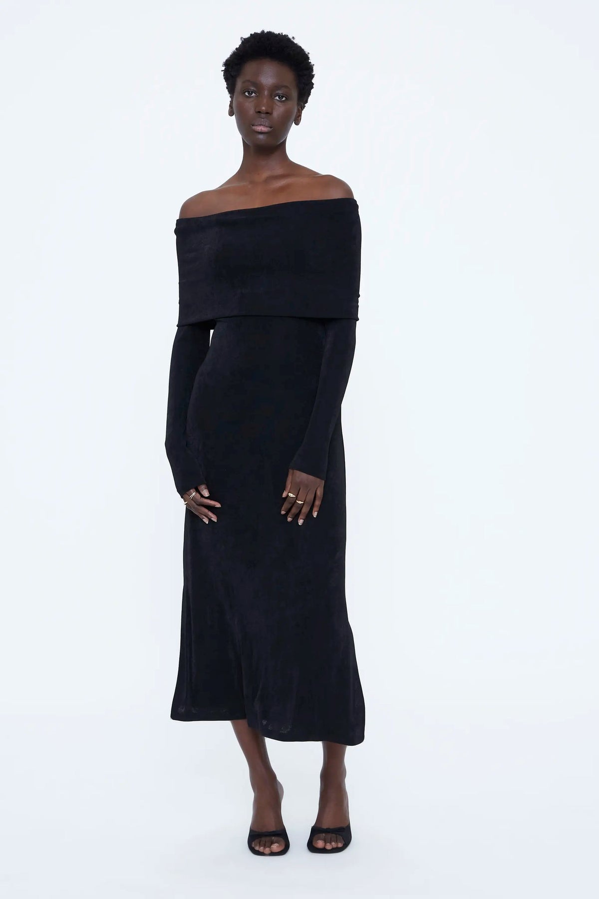Abito midi nero con spalle scoperte