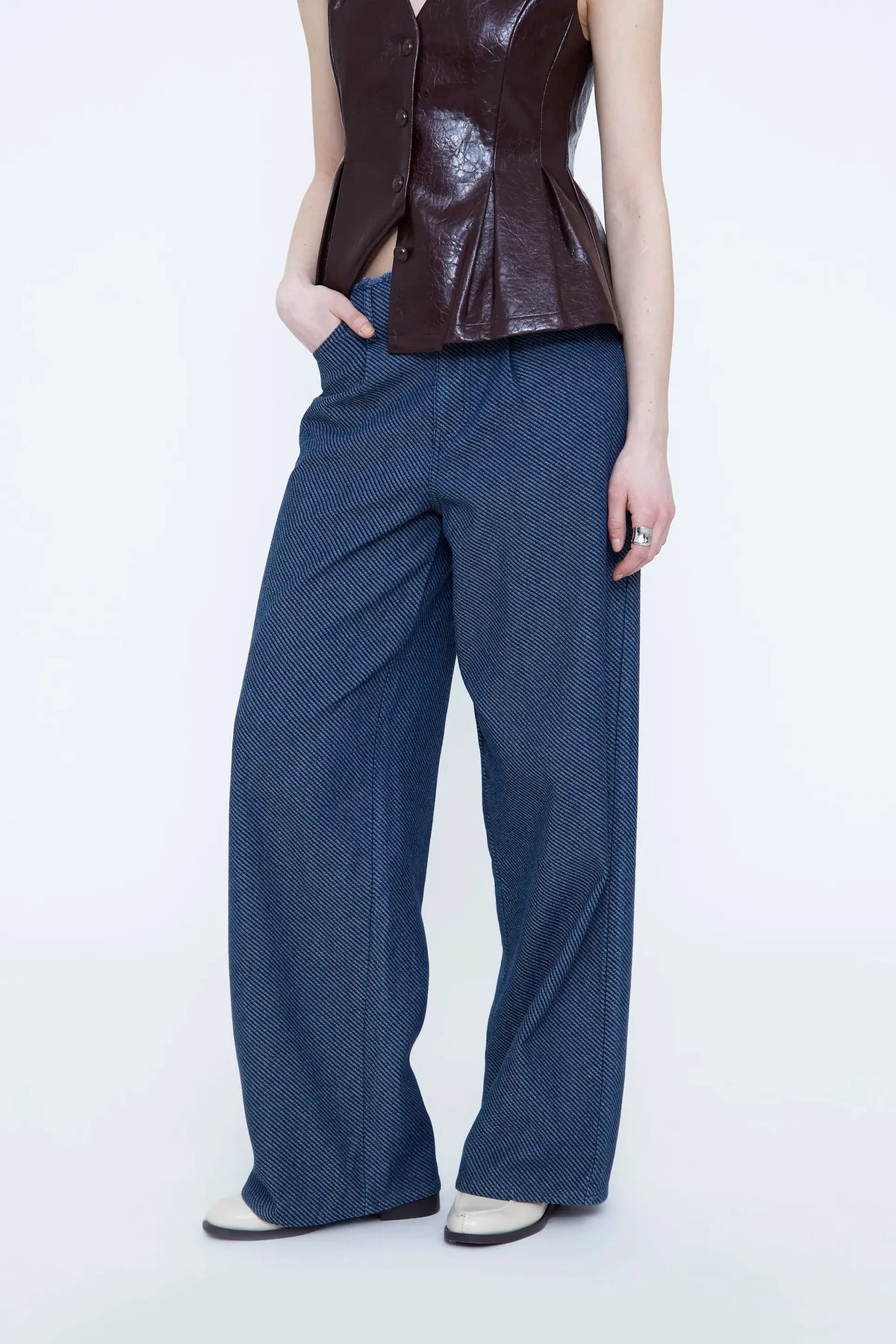 Jeans in denim blu navy con dettagli sfilacciati