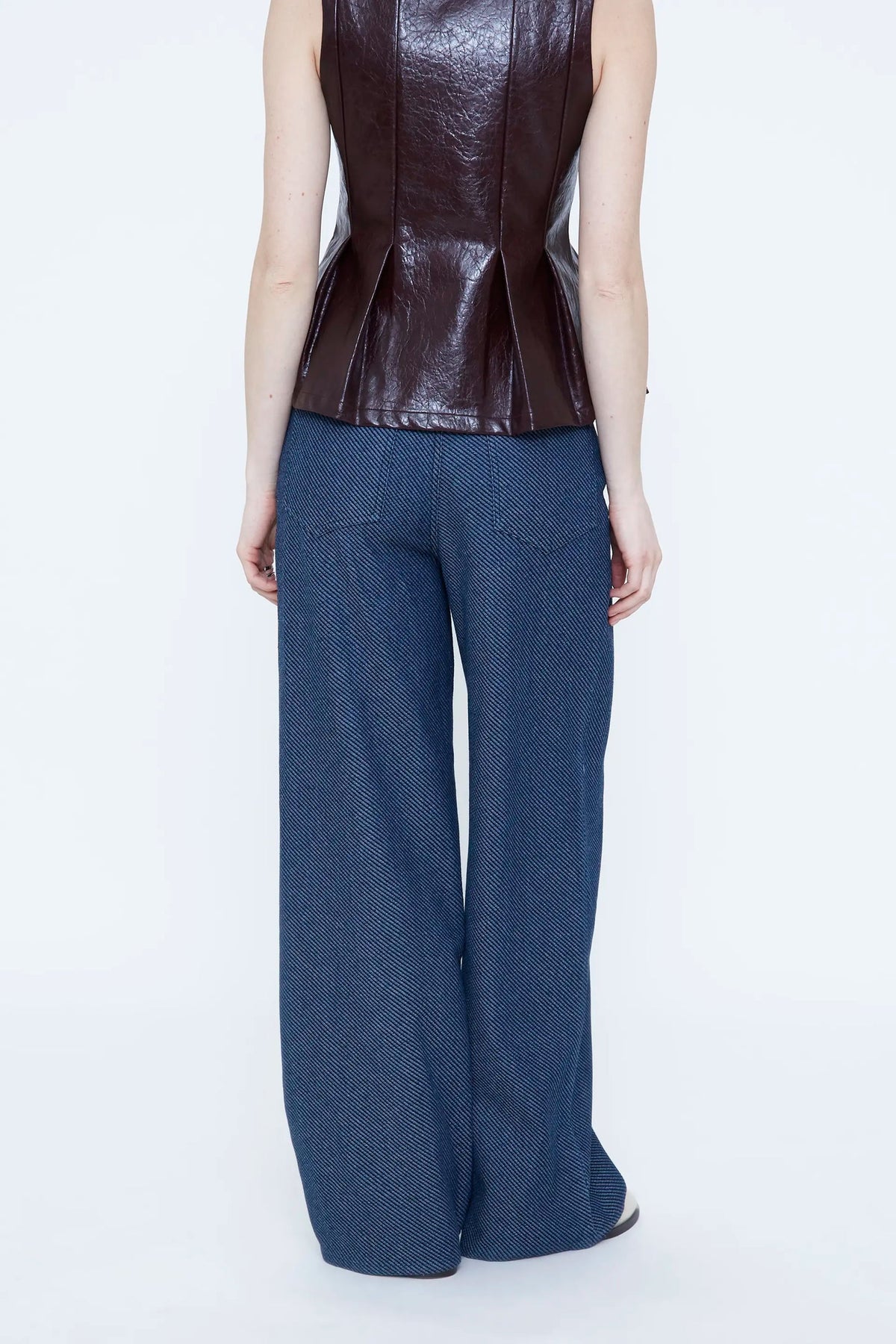 Jeans in denim blu navy con dettagli sfilacciati