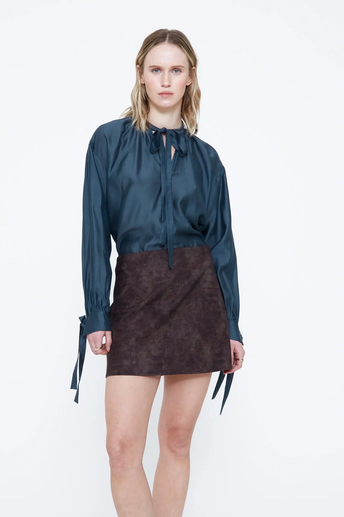 Camicia in raso blu con dettaglio allacciato