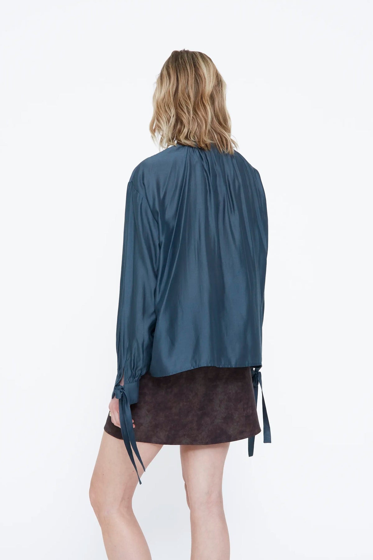 Camicia in raso blu con dettaglio allacciato