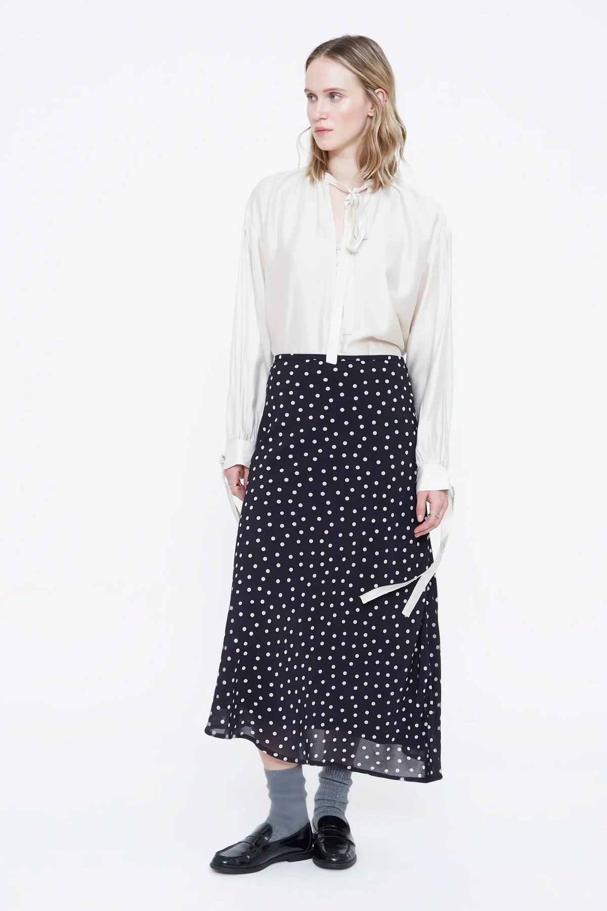 Gonna midi con stampa a pois piccoli bianco e nero