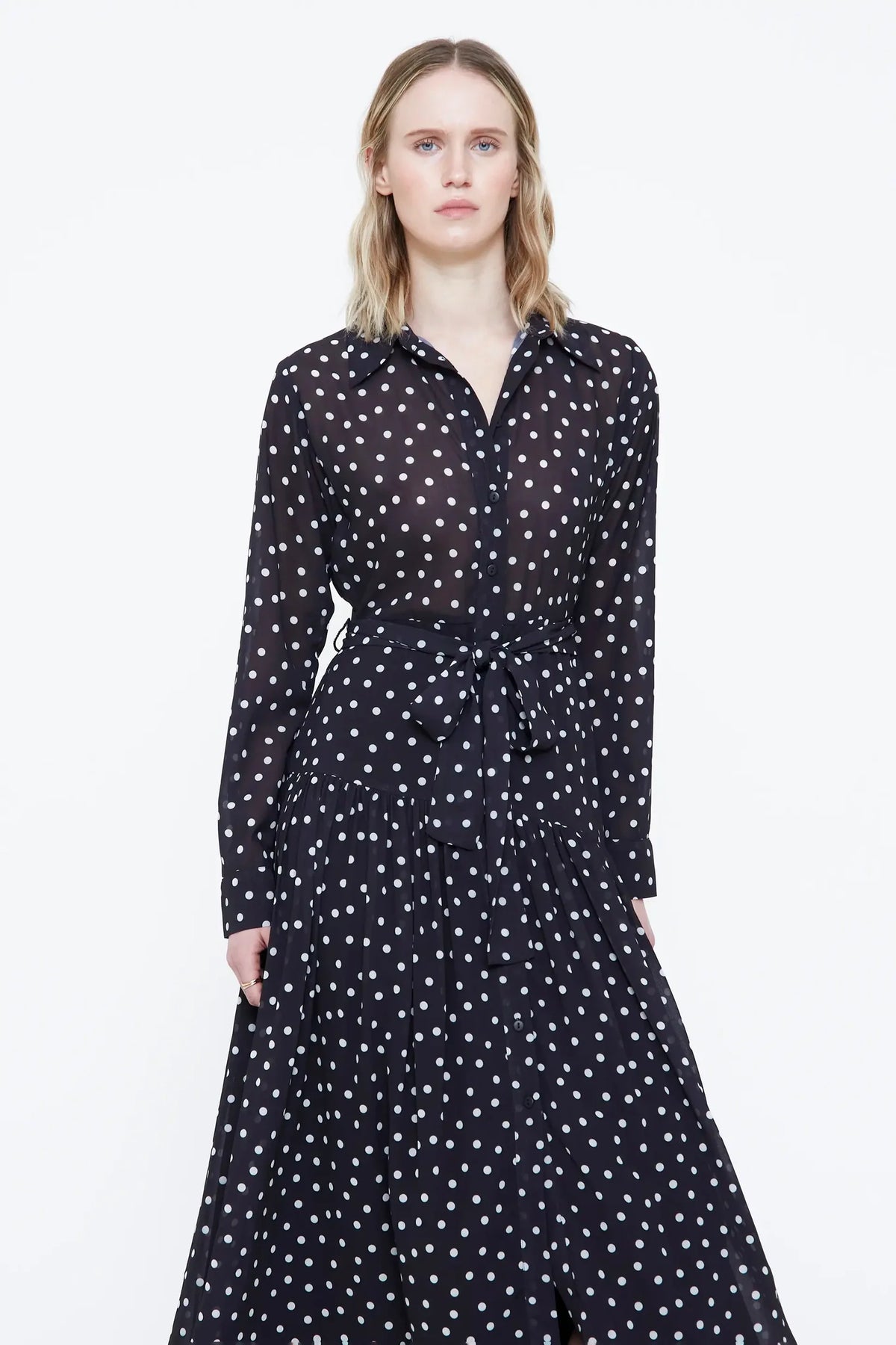 Abito midi con stampa a pois bianchi e neri