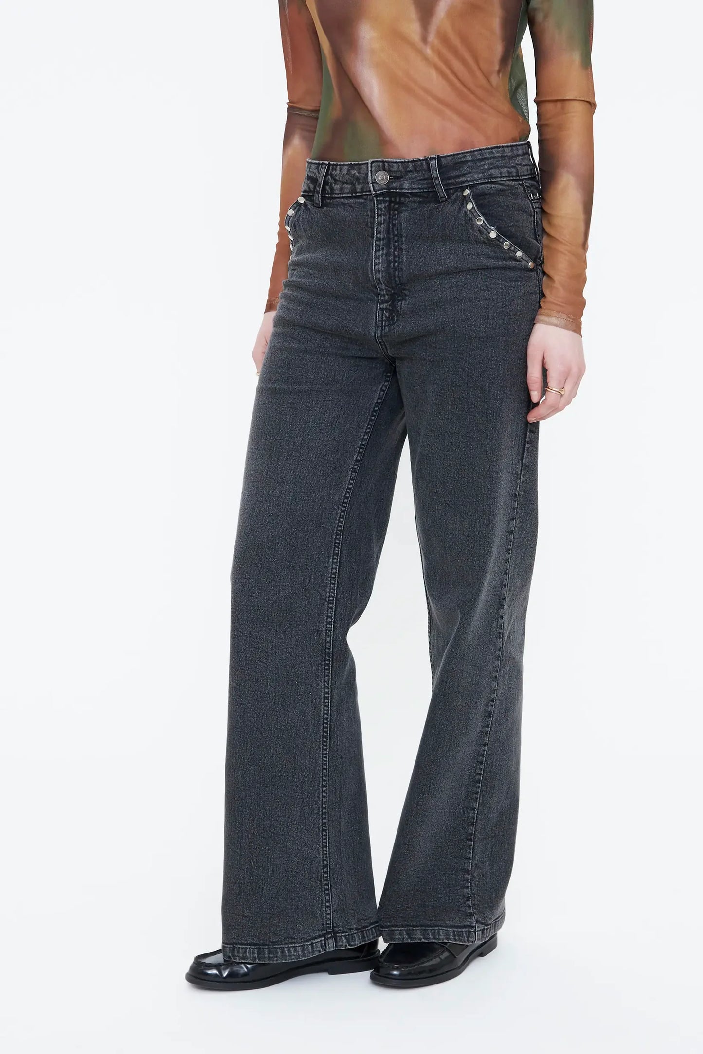 Jeans neri con applicazioni in tasca